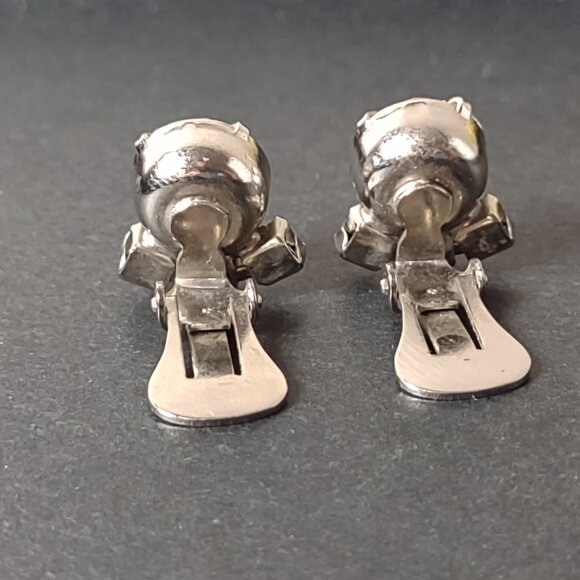 Nice Vintage Clear Rhinestone Clip On Earrings - Picture 6 of 10